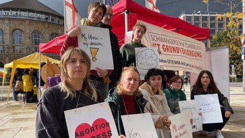 In Freiburg haben am Samstag Dutzende Menschen für eine Legalisierung von Abtreibungen in den ersten 12 Schwangerschaftswochen demonstriert.