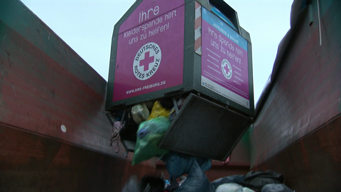 Ein Altkleidercontainer wird in Freiburg geleert.