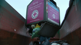 Ein Altkleidercontainer wird in Freiburg geleert.