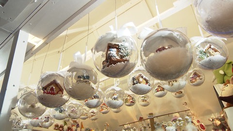 Kugeln an einem Weihnachtsmarktstand - Kunsthandwerk findet man auch bei den Alternativen zu großen Weihnachtsmärkten im Elsass