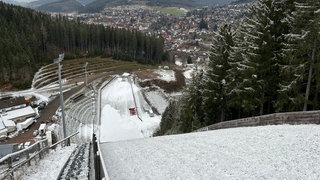 Vom 13. bis 15. Dezember 2024 findet in Titisee-Neustadt (Kreis Breisgau-Hochschwarzwald) ein Weltcup im Skispringen auf der Hochfirstschanze statt. Momentan laufen die Vorbereitungen.