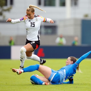 Die Deutsche Fußball-Nationalspielerin Giulia Gwinn im Zweikampf mit der Isländerin Maria Jessen.