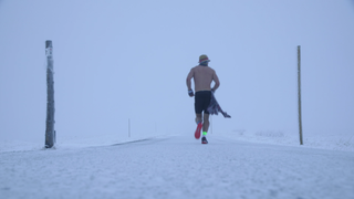 Daniel Hernes läuft durch den Schnee am Feldberg. Der Ultraläufer aus Offenburg lässt sich von Eis und Kälte nicht ausbremsen.
