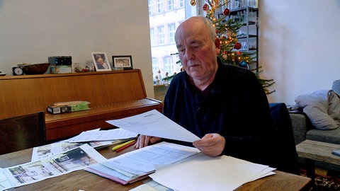 Berthold Buschmann in seiner Wohnung in Freiburg. Als er den Brief seines Energieversorgers mit der Stromabrechnung öffnete, verschlug es Berthold Buschmann die Sprache. 18.000 Euro Nachzahlung!