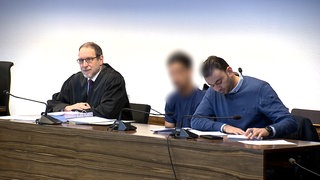 Angeklagter mit Dolmetscher bei Prozessauftakt am Freiburger Landgericht