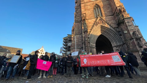 Demonstrierende vor dem Freiburger Münster.