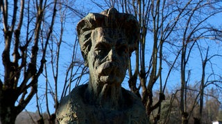 In seinem Geburtsort Kaysersberg im Elsass erinnert eine Skulptur an Albert Schweitzer.