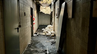 Ein dunkler Raum mit eingebrochener Decke. Auch drei Wochen nach dem Brand sind die Räume unbenutzbar.