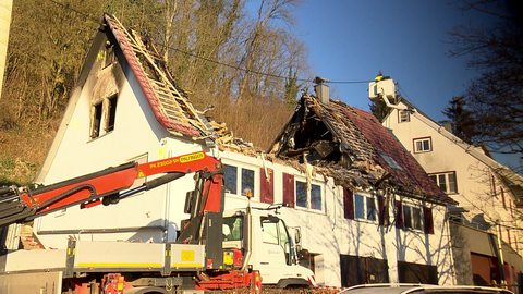 Der Dachstuhl des Wohnhauses ist komplett ausgebrannt.