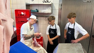 Schüler absolvieren ein Praktikum in einer Metzgerei. Die rheinland-pfälzischen Ampelfraktionen wollen erreichen, dass Schüler mehr solcher Praxiserfahrungen machen.