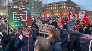 In Freiburg auf dem Platz der Alten Synagoge hat eine große Demo gegen Rechts stattgefunden.