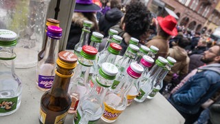 Hochprozentiger Alkohol auf einem Tisch bei einer Fastnachtsveranstaltung