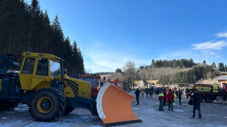 Beim Schneepflugtreffen in Furtwangen wurde tonnenweise Stahl präsentiert. Mit dabei die stolzen Besitzer undoder Fahrer.