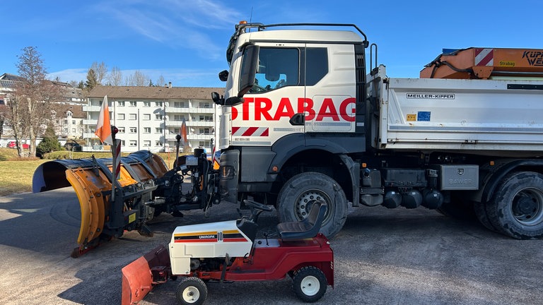 Beim Schneepflugtreffen in Furtwangen wurde tonnenweise Stahl präsentiert. Mit dabei die stolzen Besitzer undoder Fahrer.
