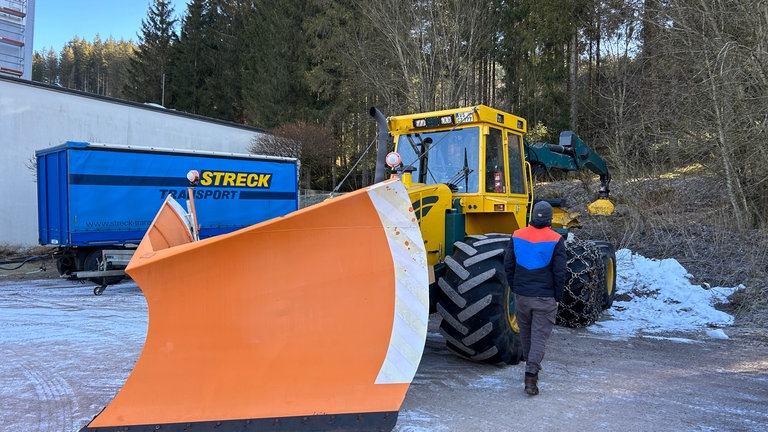 Beim Schneepflugtreffen in Furtwangen wurde tonnenweise Stahl präsentiert. Mit dabei die stolzen Besitzer undoder Fahrer.
