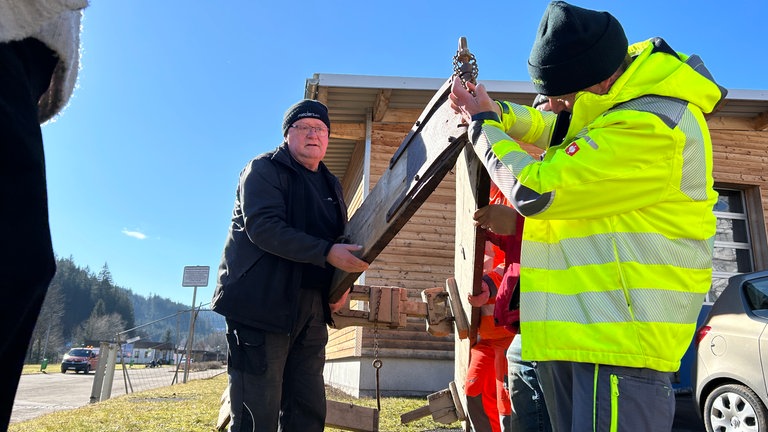 Beim Schneepflugtreffen in Furtwangen wurde tonnenweise Stahl präsentiert. Mit dabei die stolzen Besitzer undoder Fahrer.