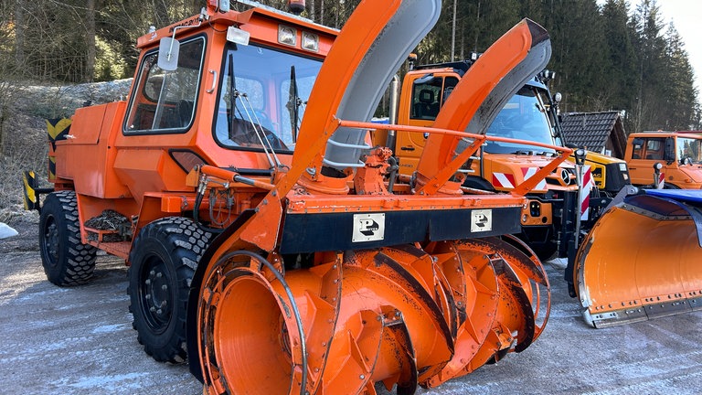 Beim Schneepflugtreffen in Furtwangen wurde tonnenweise Stahl präsentiert. Mit dabei die stolzen Besitzer undoder Fahrer.