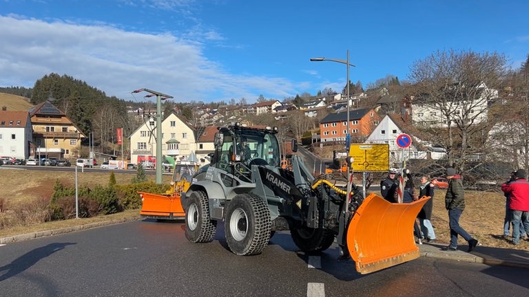 Beim Schneepflugtreffen in Furtwangen wurde tonnenweise Stahl präsentiert. Mit dabei die stolzen Besitzer undoder Fahrer.