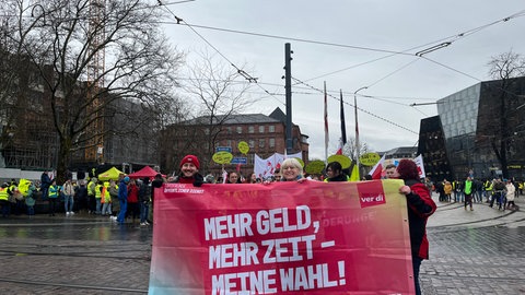 Teilnehmende der zentralen ver.di Kundgebung in Freiburg