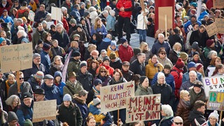 Tausende gingen gegen Rechts in Lörrach auf die Straße.