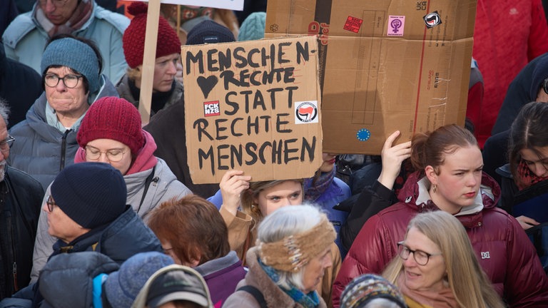 Bei der Demo gegen Rechts in Lörrach hatten viele Demonstrierende selbstgebastelte Plakate dabei.