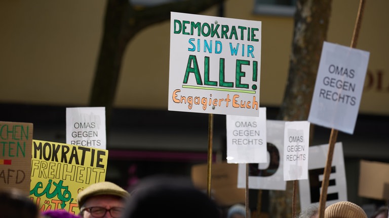 Mit selbstgebastelten Schildern gingenmehr als 2.000 Lörracherinnen und Lörracher gegen Rechts auf die Straße.