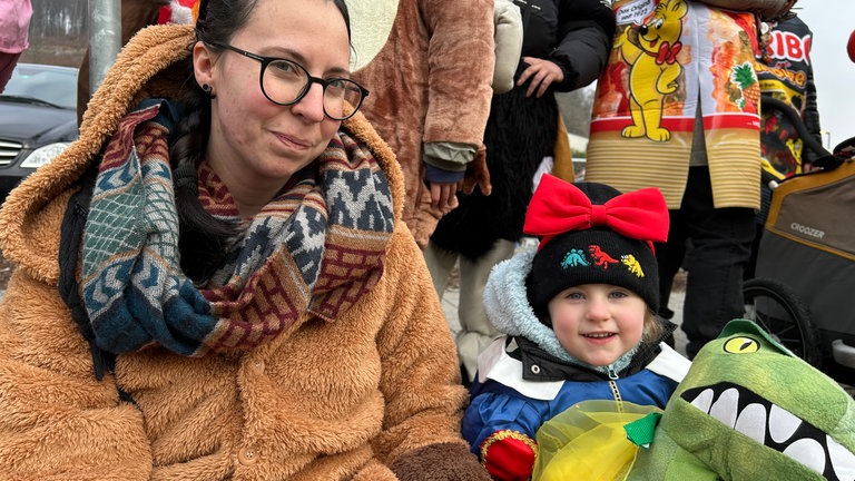 Klein und groß schauen beim großen Narrenumzug zu. Die meisten Zuschauenden haben auch selbst ein Kostüm aus dem Keller geholt.