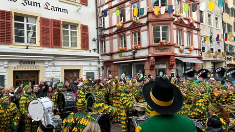 Die Hästrägerinnen - und träger stellen sich für den großen Umzug durch Waldshut auf. 