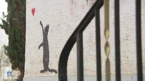 Katzen-Graffiti in Schliengen: Katzen-Graffiti, bei dem Katze ein Herz anschaut