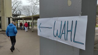 Wegweiser zum Wahllokal in Freiburg-Littenweiler