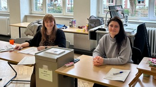 Wahlhelferinnen in einem Freiburger Wahllokal