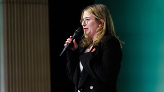 Chantal Kopf (Bündnis 90Die Grünen), Freiburger Bundestagsabgeordnete, spricht während einer Wahlkampfveranstaltung der Grünen in der Sick-Arena. Sie hat ihr Direkmandat bei der Bundestagswahl verteidigen können.