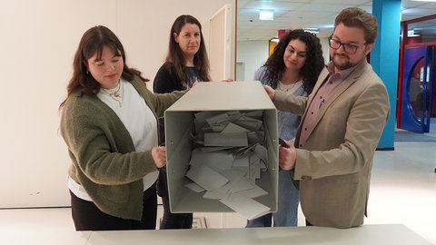 In Lahr (Ortenaukreis) leeren Wahlhelfer eine Wahlurne