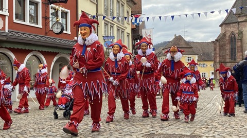 Kult am Kaiserstuhl: die Jokili aus Endingen. Hier beim Umzug 2023.