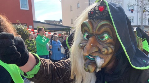 Hexten, Musikergruppe und viele verkleidete Menschen sind zum Umzug der Buurefasnacht in Weil am Rhein gekommen.