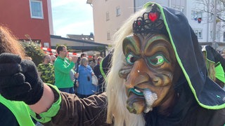Hexten, Musikergruppe und viele verkleidete Menschen sind zum Umzug der Buurefasnacht in Weil am Rhein gekommen.
