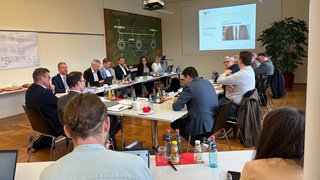 Die Verbands-Mitgleider des Gewerbeparks Breisgau sitzen um einen Besprechungstisch. Mit großer Mehrheit haben sie am Montag dem Bau einer Erstaufnahmeeinrichtung für Geflüchtete in Eschbach zugestimmt.
