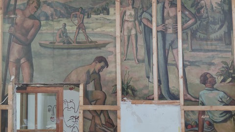 Fresko in einer Baustelle, dass sogenannte idealtyische Menschen im Sinne des NS zeigt.