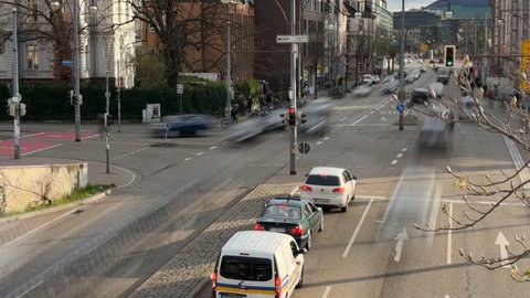 Vorbeirauschende Autos oder Bahnen: Rund 24.000 Freiburgerinnen und Freiburgern bekommen nachweislich zu viel Lärm ab. Das muss die Stadt ändern und schlägt mehr Tempolimits vor.