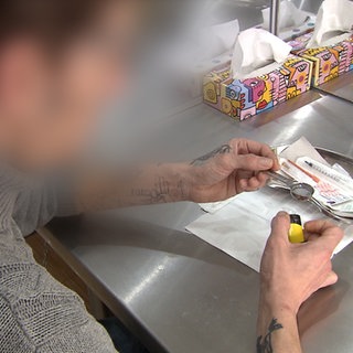 Ein Nutzer im Drogenkonsumraum der Freiburger Drogenhilfe