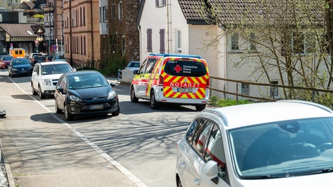Mehrere Krankenwagen in Schramberg: Bei einem Polizeieinsatz wurde ein Mann erschossen.