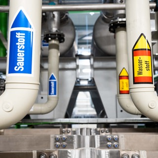 Symbolbild, zwei Leitungsrohre führen Wasserstoff und Sauerstoff