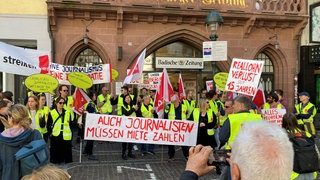 Rund 50 Mitarbeitende der Badischen Zeitung streikten am Mittwochmittag vor der Lokalredaktion in der Freiburger Innenstadt.