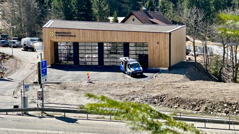 In der neuen Bergwacht arbeiten die Retter in ihrer rot-blauen Einsatzkleidung. Modernste Technik (Monitore, Einsatzfahrzeuge) unterstützen sie.