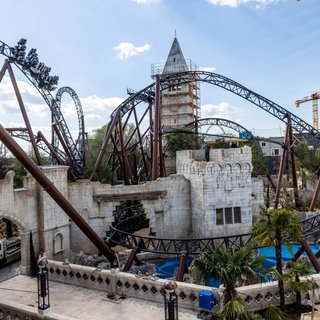 Blick auf die Achterbahn "Voltron". 