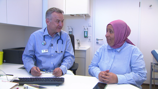 Eine türkische Ärztin spricht mit einem Hausarzt über ihre Einstellung