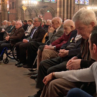 Mit gesenktem Kopf sitzen alte Männer im Straßburger Münster. Als sie jung waren, sind sie von den Nationalsozialisten unter Zwang eingezogen worden. Lange galten sie in Frankreich als Verräter. Jetzt wurden sie geehrt.