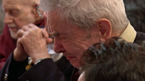 Ein alter Mann kämpft mit den Tränen bei der Ehrung der Malgré-nous im Straßburger Münster. 