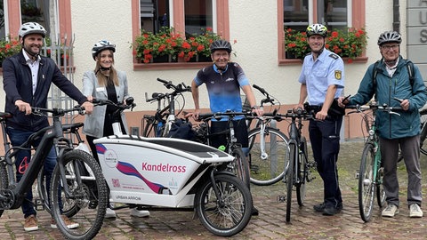 Waldkirchs Oberbürgermeister Michael Schmieder (links) beim Start der Aktion "Stadtradeln 2024". Daneben: Nadine Haberer, Koordinatorin Stadtradeln, Stadtradeln-Star Armin Bernhardt, Christoph Häßler vom Polizeirevier Waldkirch und Wolfgang Schäfer vom Klimaschutzarbeitskreis. 