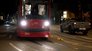 Melanie Schultz steuert ihre Straßenbahn durch die Freiburger Nacht
